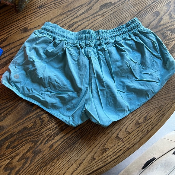 Lululemon hotty hot short 2.5” - Picture 2 of 2